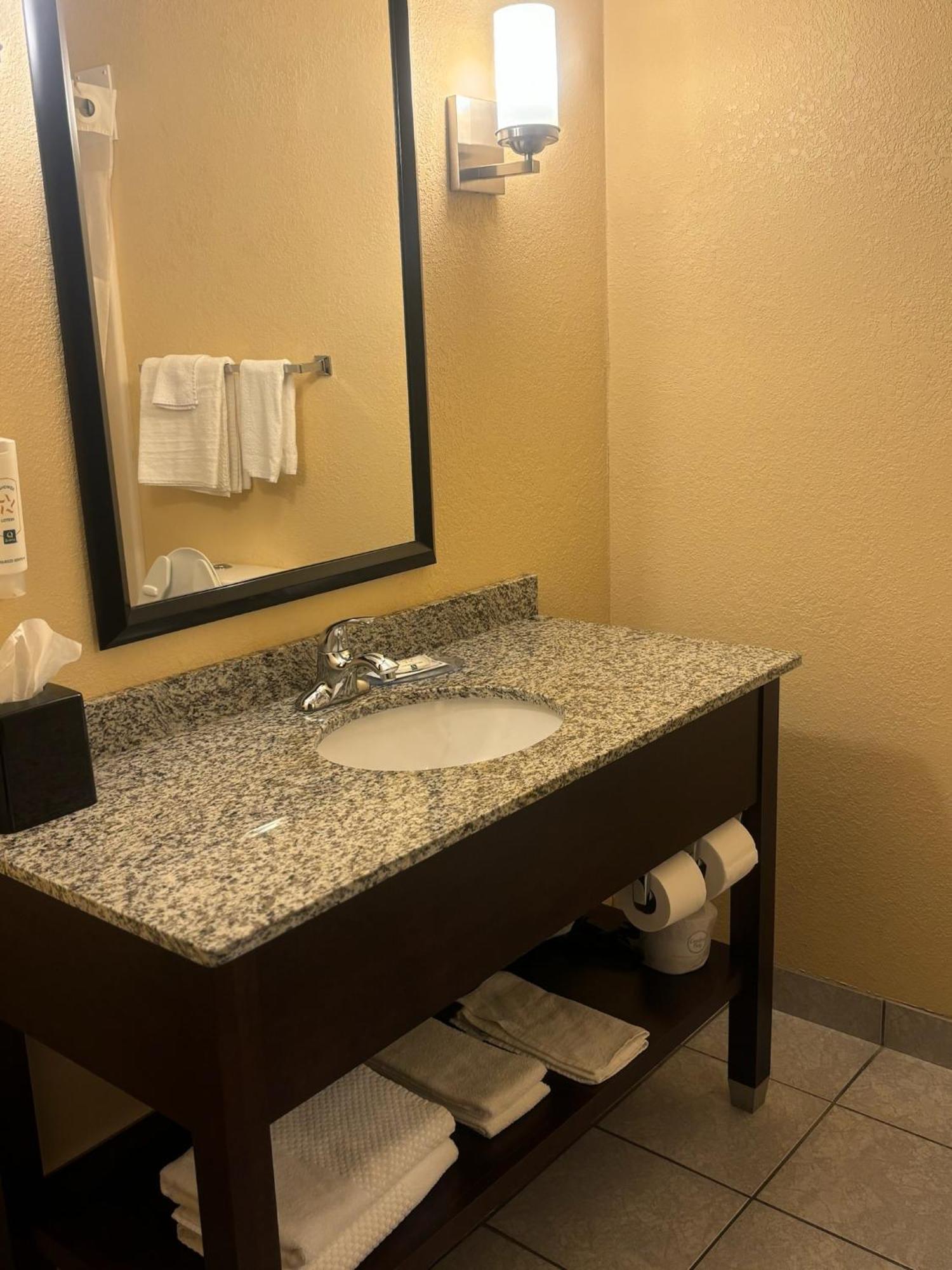Quality Inn & Suites Bellville - Mansfield Exterior photo